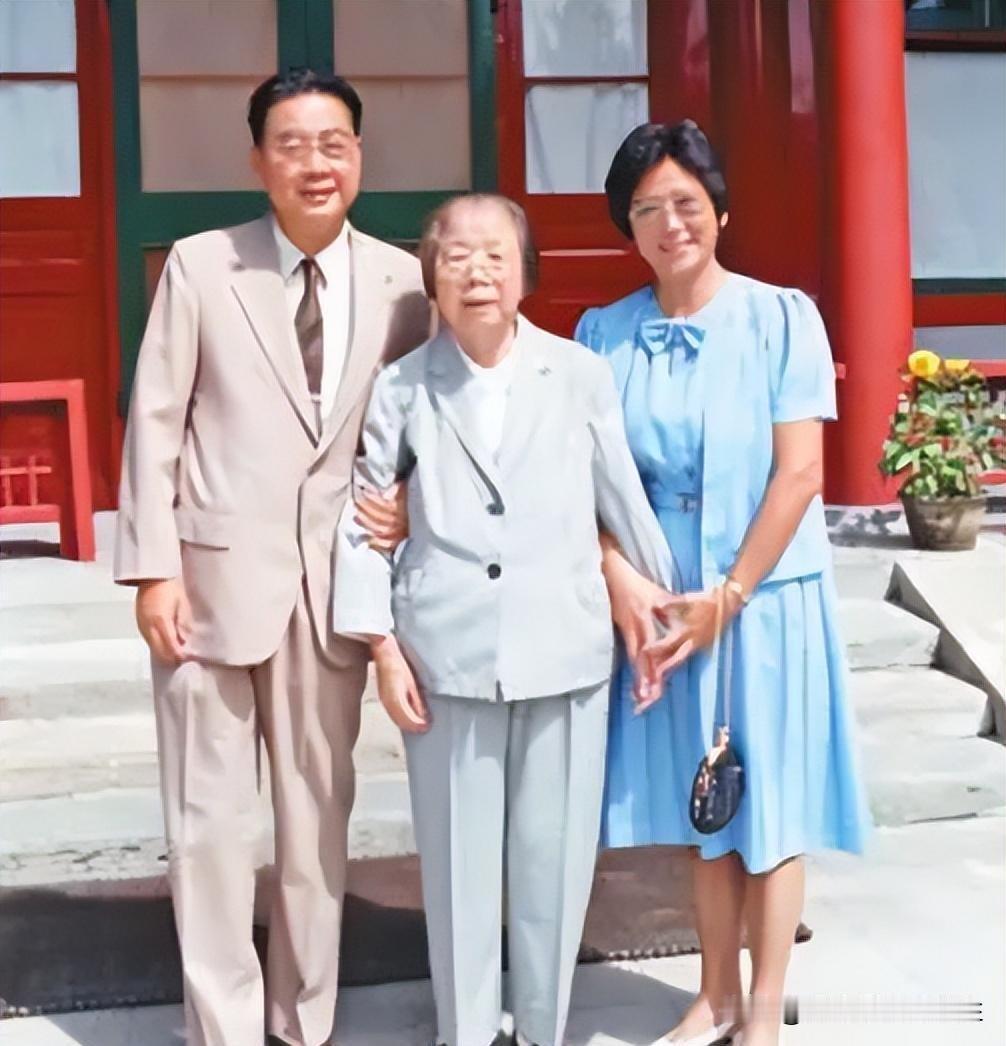 在1983年李鹏升任副总理后，79岁的邓颖超上门叮嘱他千万不可脱离广大群众！
一