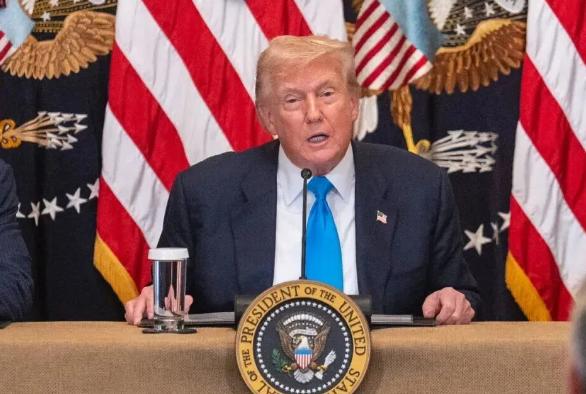 特朗普：拜登是个愚蠢总统

特朗普在白宫举行的复活节午餐会上，再次公开批评前总统