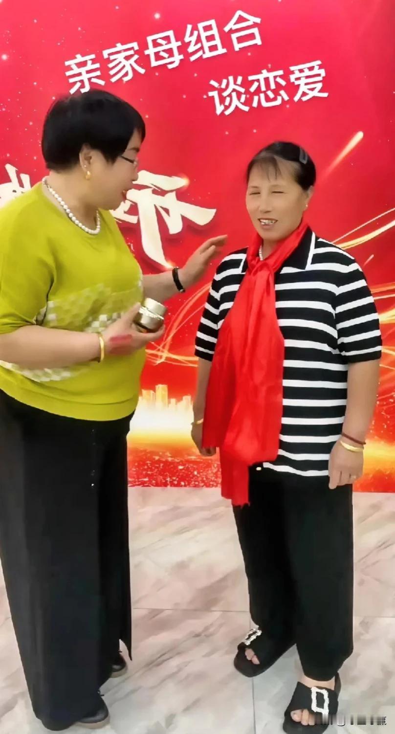 李喜梅的妈妈能说会道，大双的妈妈从农村来，有点害羞，亲家母组合搭档，发起搞笑视频
