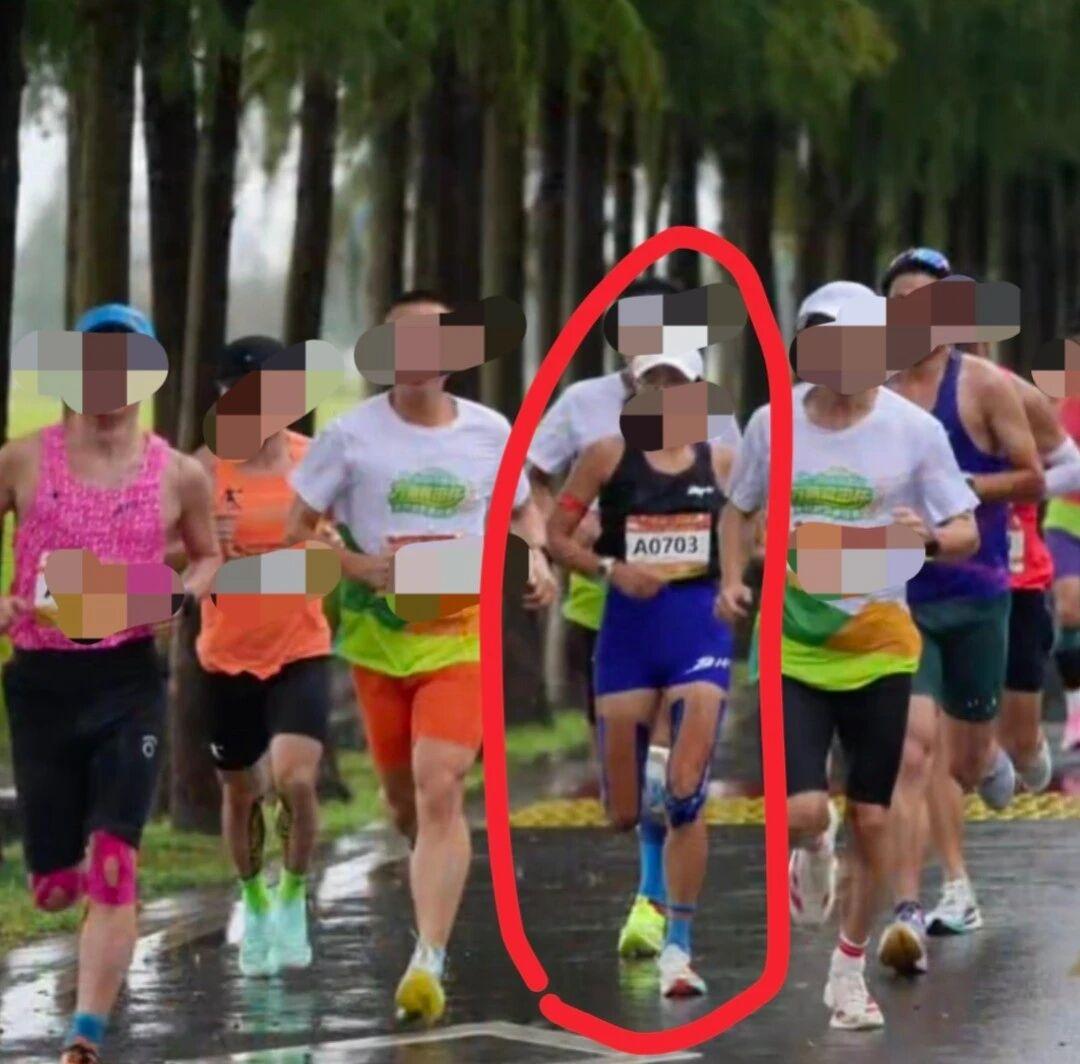雨战夺冠、领奖完毕，冠军成绩直接作废！
 
上海越野赛女子精英选手率先冲线，拿下