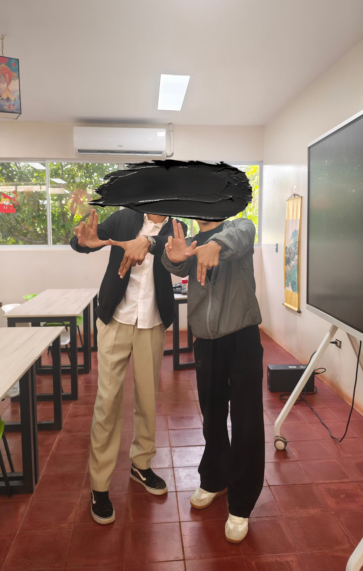 我老了，谁能告诉我现在的学生拍照经常摆的这个手势什么意思？ 