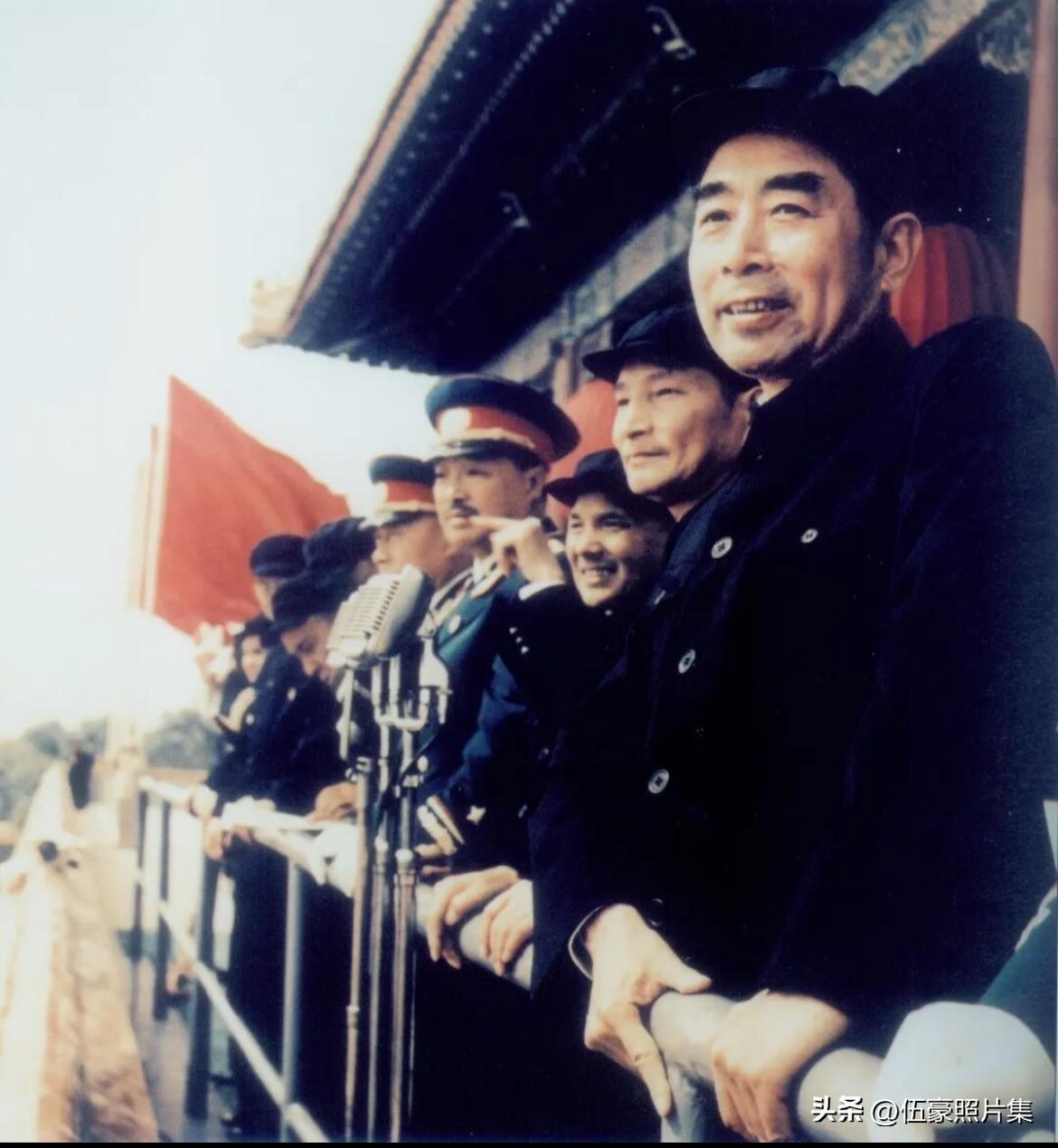 1955年10月1日，周恩来总理、陈云、贺龙等天安门城楼出席中华人民共和国成立六