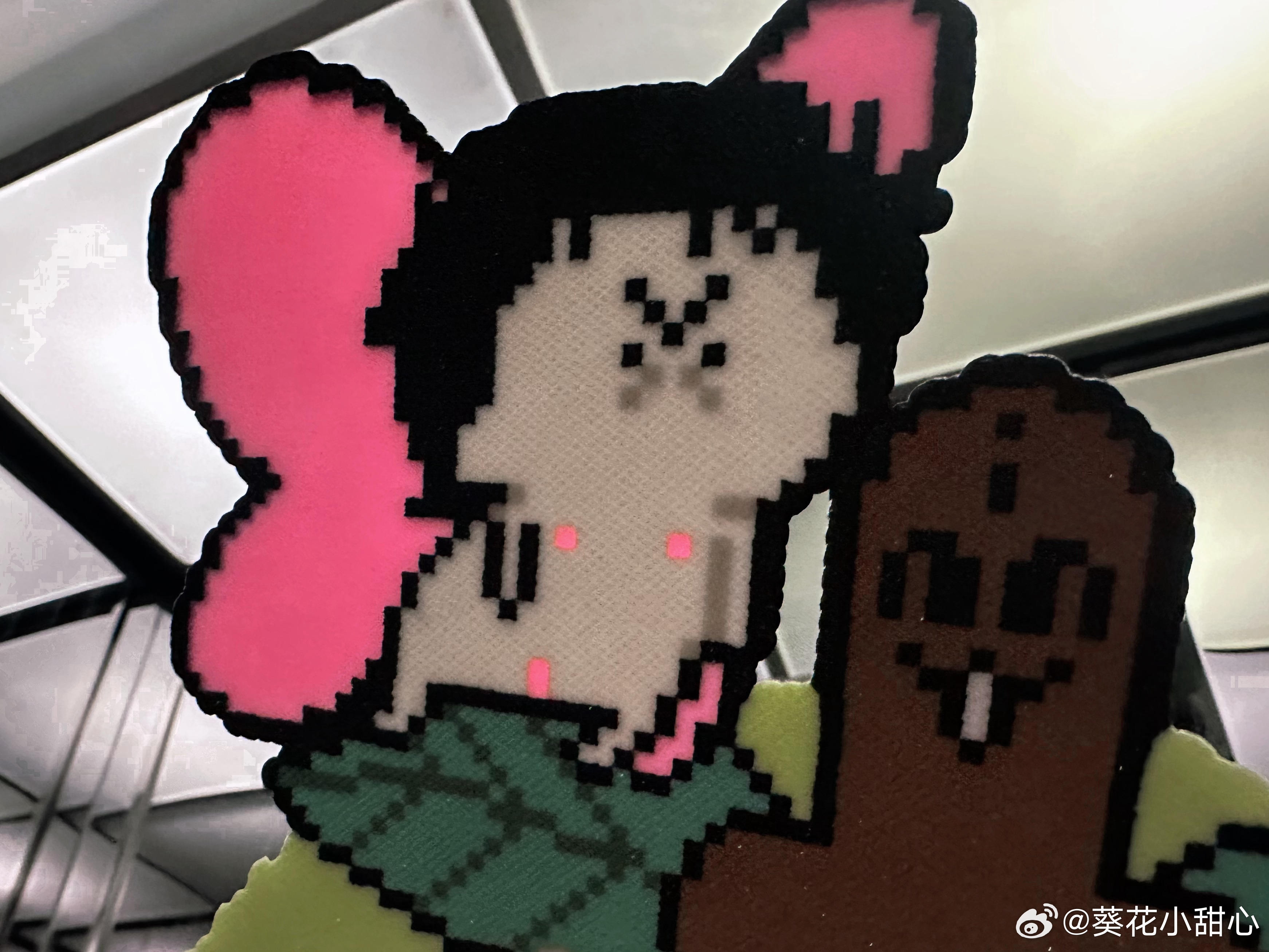 急头白脸无图纸自由拼的结果就是：烫完才发现粉色的是半透明荧光豆。 