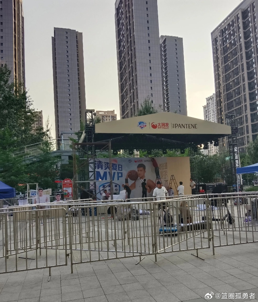 求偶遇领鸡蛋的大姨们，今天天气好，不用风里雨里等鸡蛋了哈。给我伦哥活动的舞台怎么