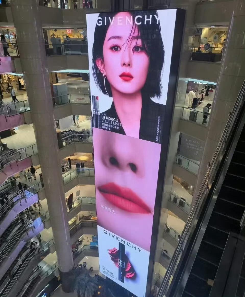 赵丽颖纪梵希九层楼超长超大地广来咯 ​​​
