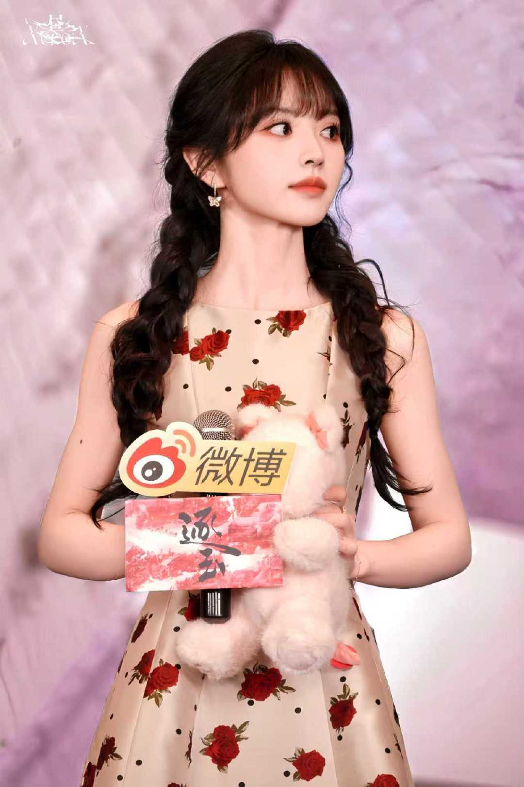 朱志鑫站姐发田曦薇 朱志鑫站姐发田曦薇  玫瑰裙双麻花辫造型精致的像橱窗里的洋娃