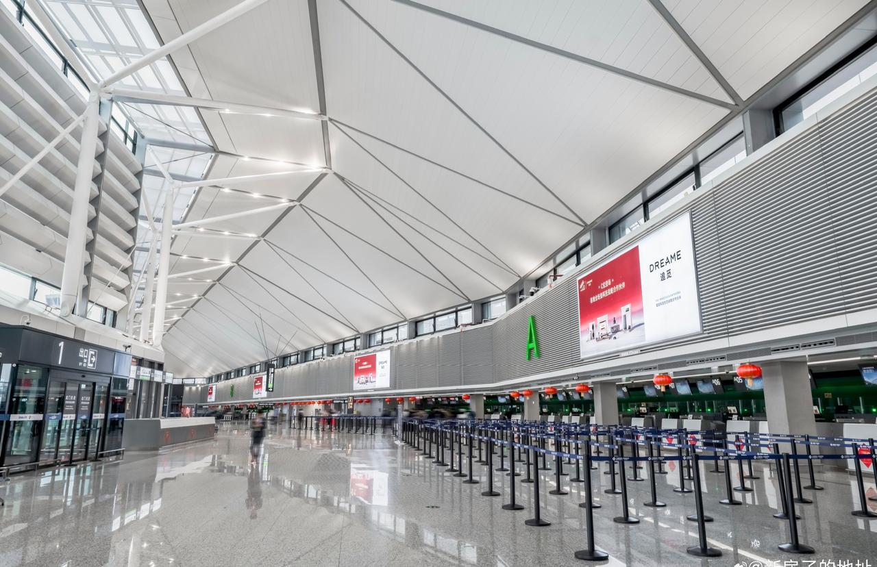 细节之处见用心，虹桥机场从大屏画面到角落装饰，全都充满新春元素，让每一位过客都能