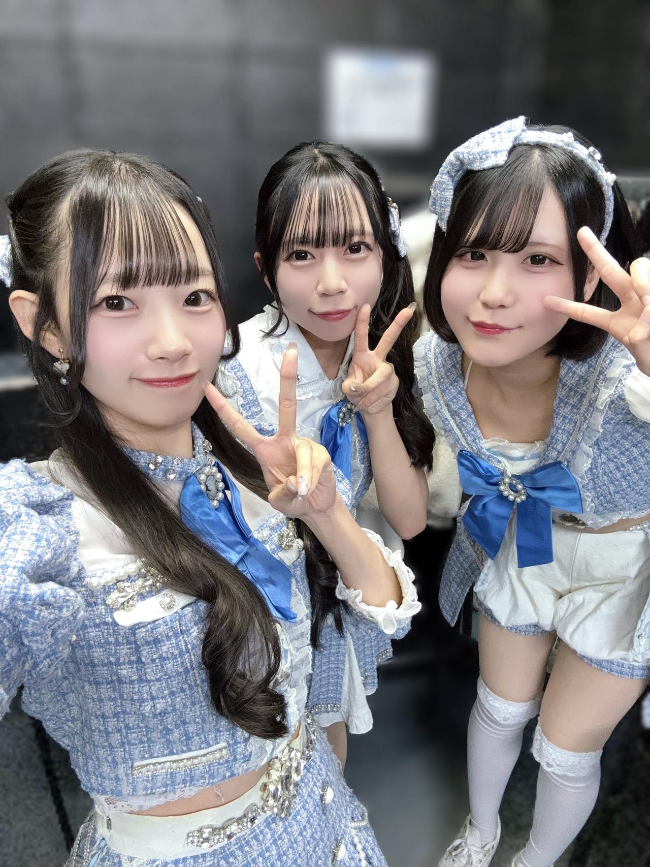 花前月下行，笑语闹春风。