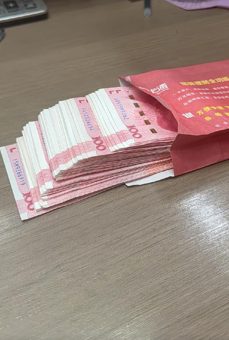 公公突然给儿媳妇拿了一个大红包，听了公公说出的话，儿媳妇的做法，让人感动赞佩了。