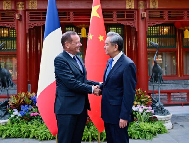 中国一片盛世，把四常请到家做客，美印头回体会到江河日下的滋味。
 
最能搅动局势