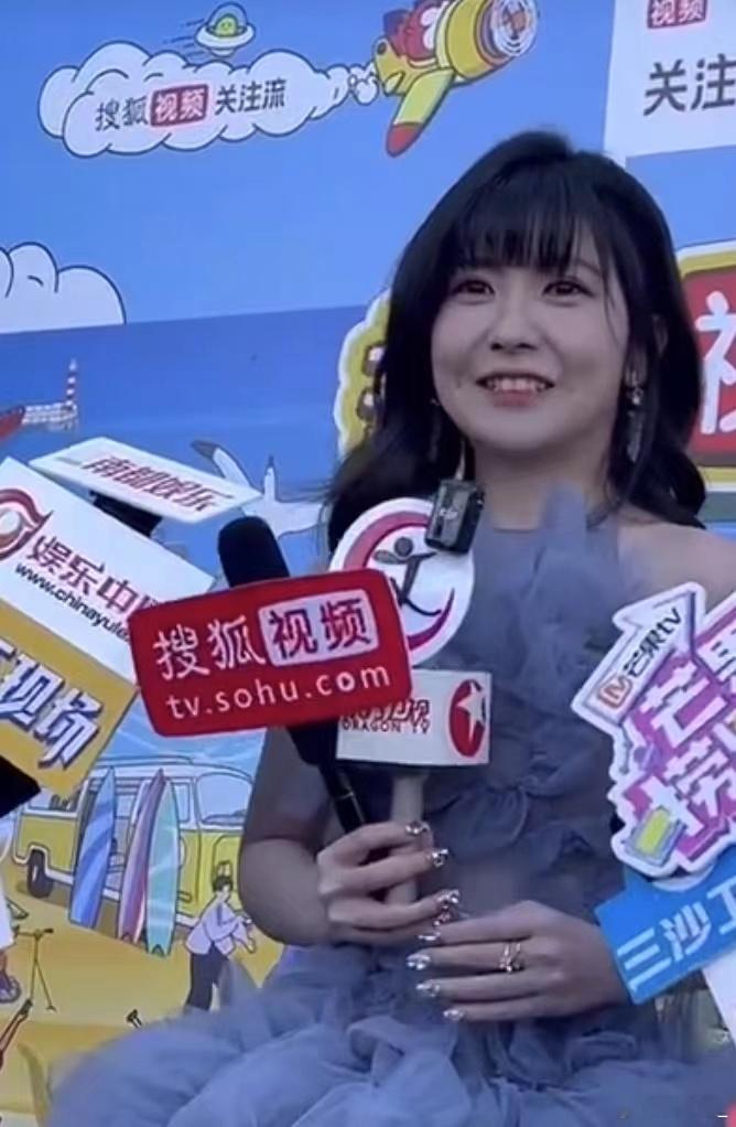 #赖美云 全红蝉像一棵小草# 赖美云在采访中对全红婵的形容真是太妙了！她说全红婵