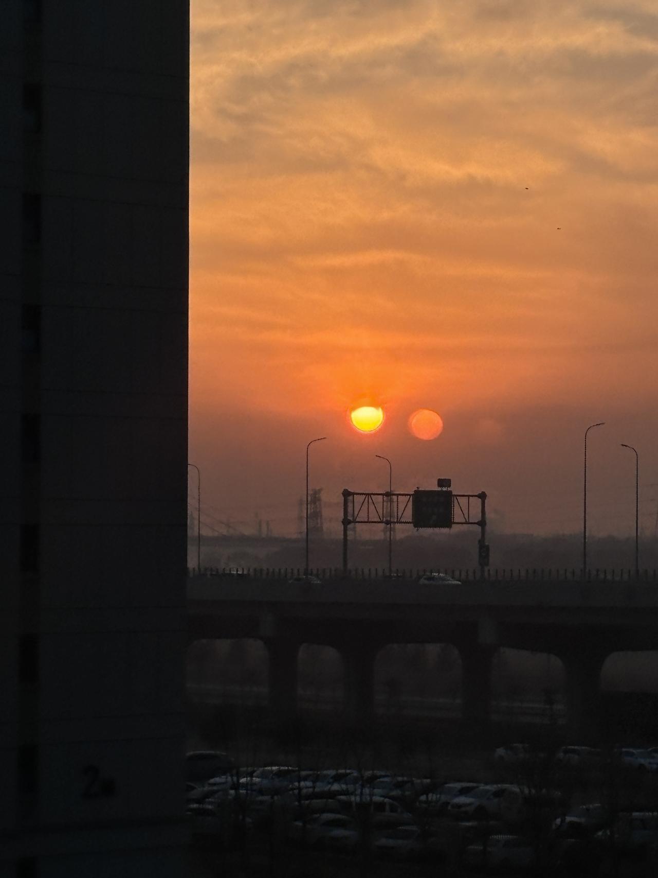 跟大家分享我这周的趣事：
当初买这套房，就是看中了落地窗，清晨的第一缕阳光能直接