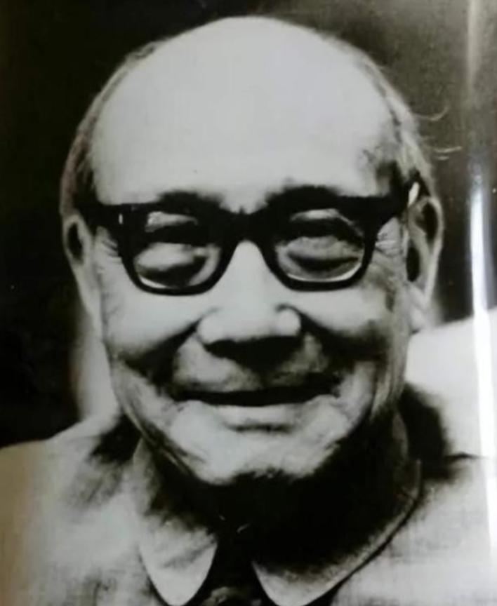 1974年，秦城监狱一个囚犯正在劳动，看守突然找到他，说：“别干活了，准备下，毛