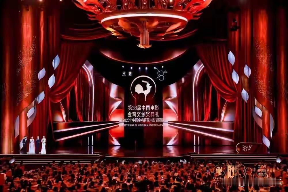 金鸡奖快讯：易烊千玺宋佳分获影帝影后2025年11月15日晚，第38届中国电影金