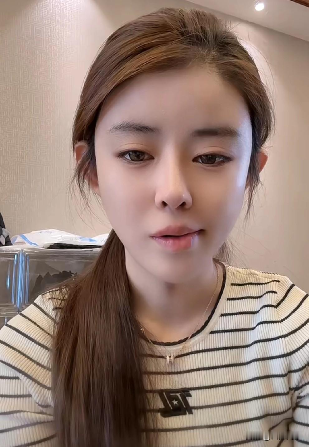 洋姐维护腿腿，永远认可她。

           洋姐直播呼吁“仙家”粉丝多去