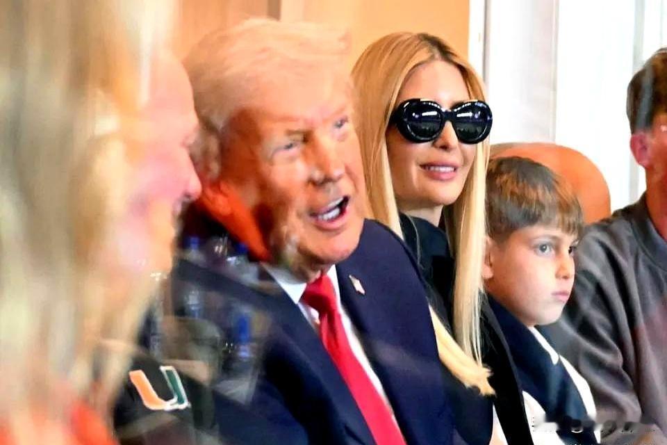 大年初一，特朗普与女儿伊万卡同时发表农历“新年祝福”，令人耳目一新的是，父女二人