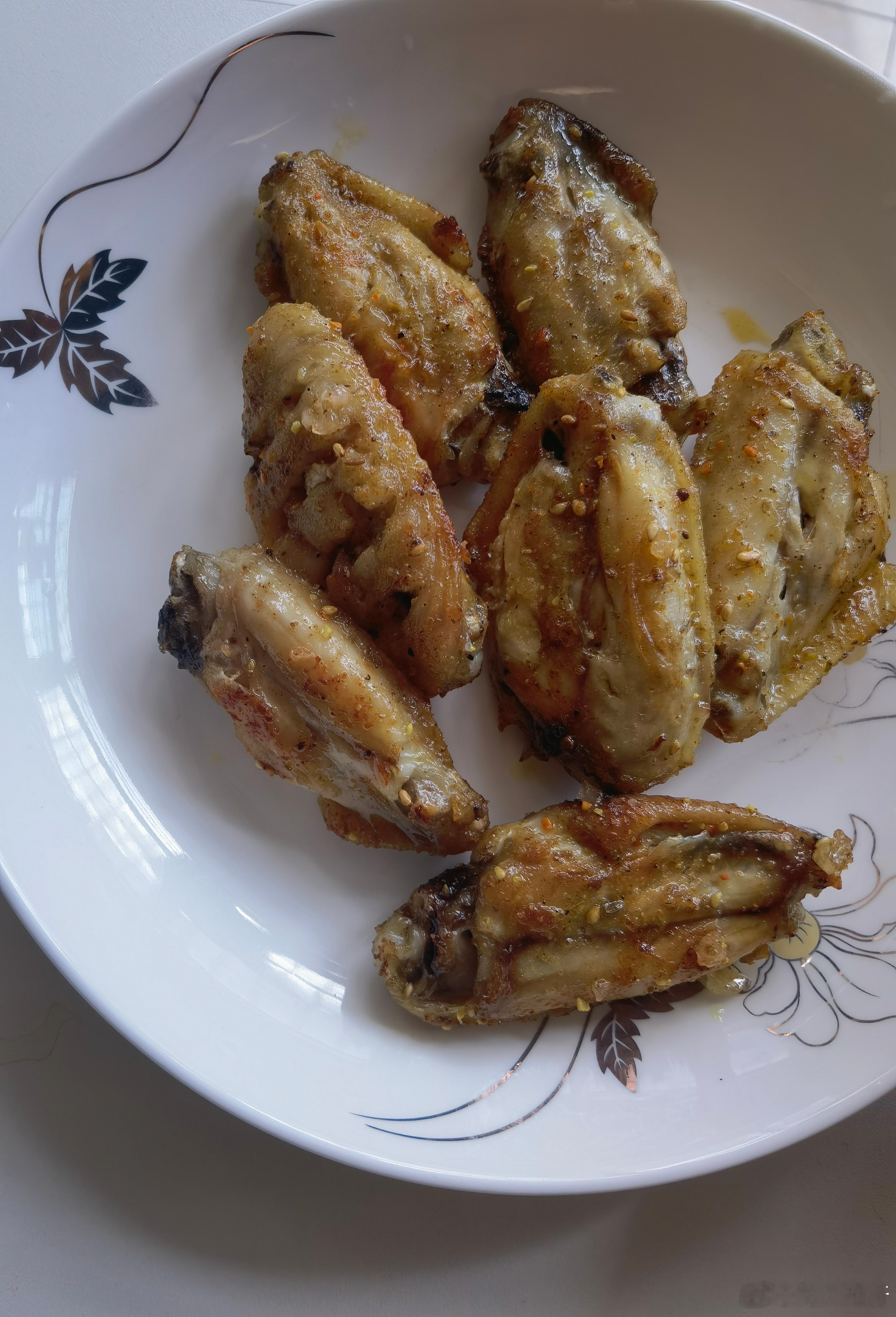 空气炸锅炸了个鸡翅，目测不是焦黄里嫩。而且，还需要锅里上点火，才看着焦黄。