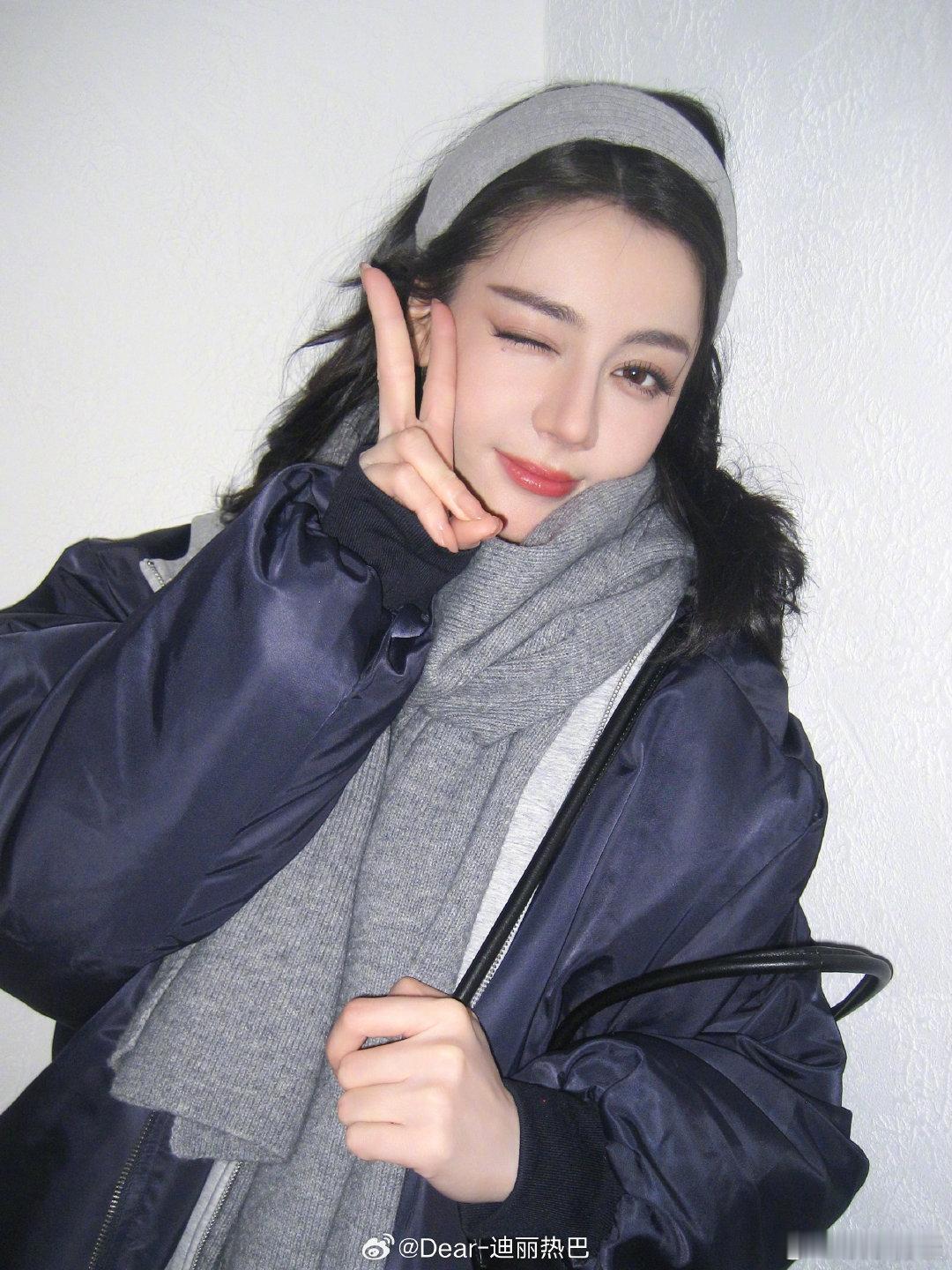 迪丽热巴在还63张自拍的债了 热巴站在春天里向夏天打了个招呼 5月1日，晒最新自