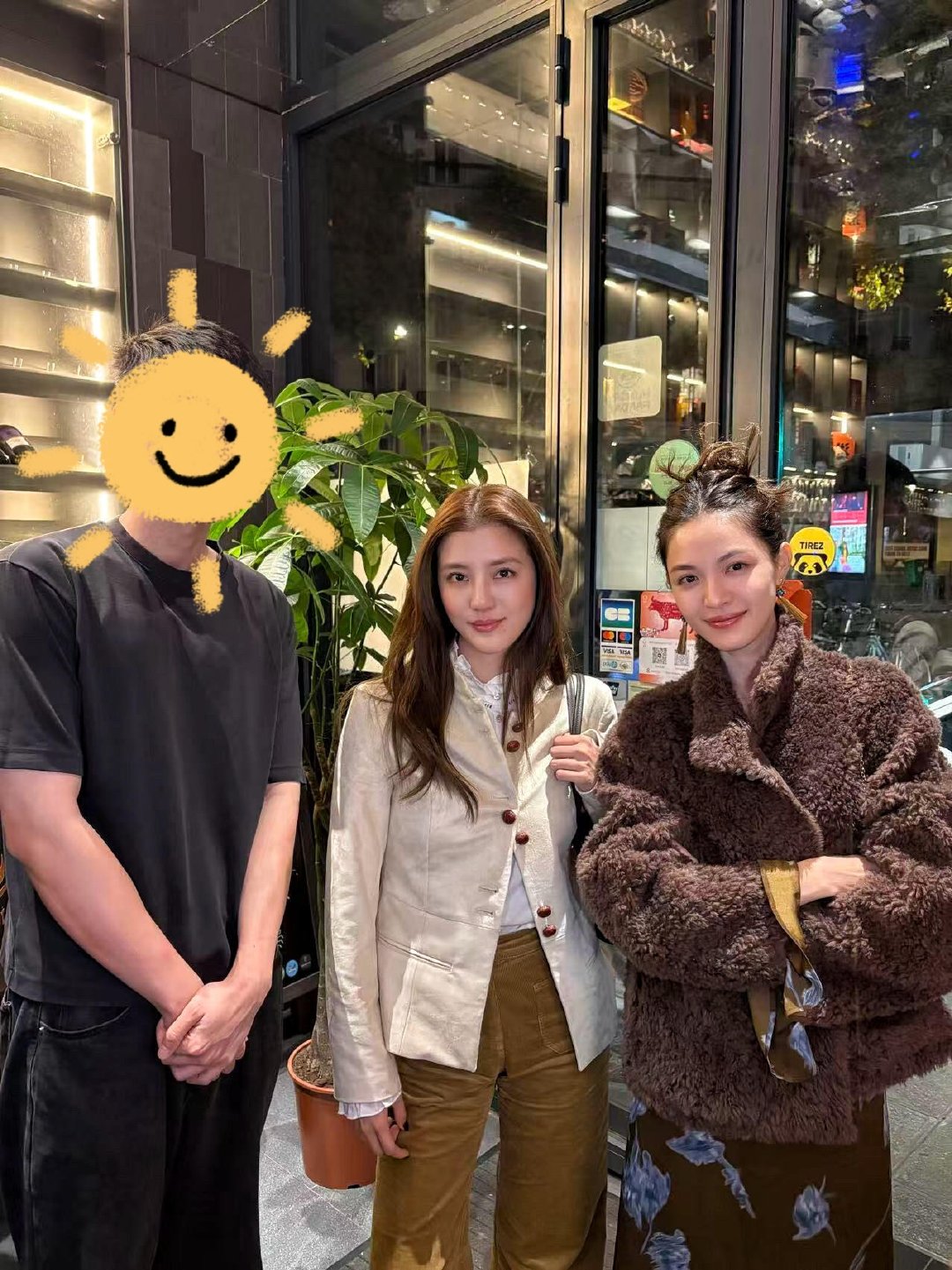 巴黎火锅店偶遇钟楚曦吴千语巴黎火锅店的偶遇太绝了！钟楚曦和吴千语同框合照，两张脸