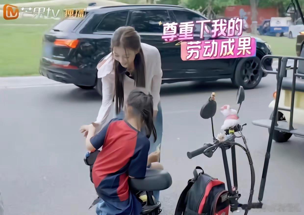 孙怡23岁结婚29岁离婚，现在带着8岁女儿大福生活，小姑娘长得可真快。​大福这身