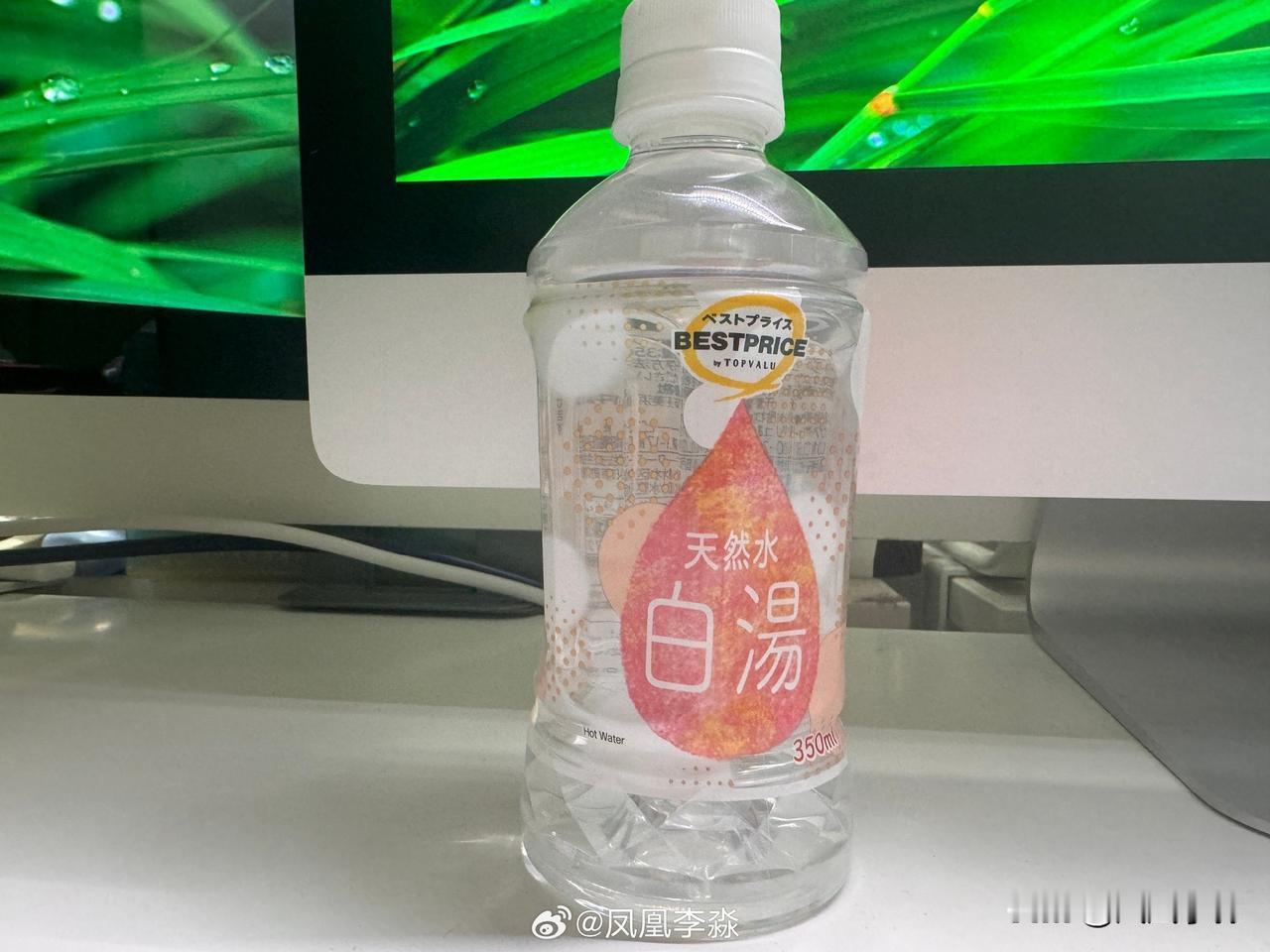 日本便利店，最近这种“白开水”饮料很人气。据说男性用户更多。其实，日本餐厅也应该