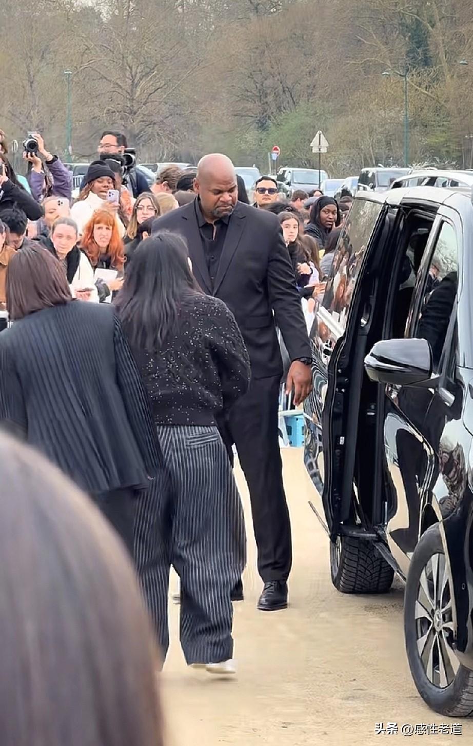 大家都在热议陈都灵亮相法国时装秀的造型与气质，而我却一眼注意到她身边那位格外醒目