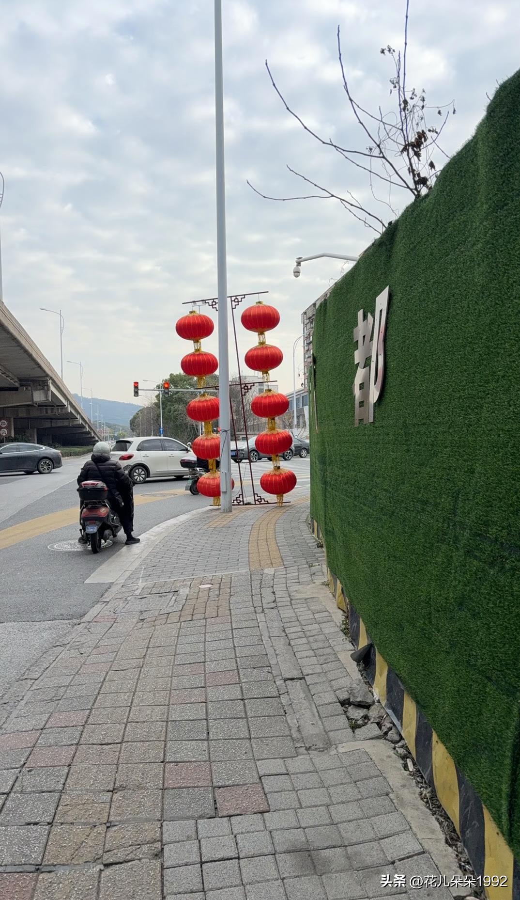 马路上的新年装饰只用一次吗？
只用一次的话感觉好浪费啊，看起来还很新
整个城市得