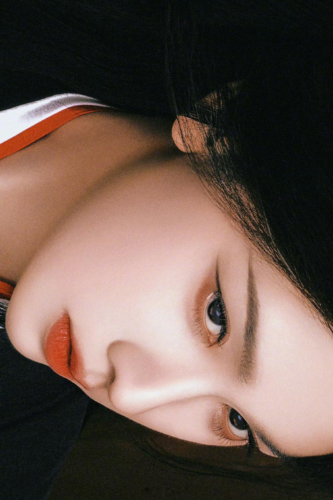 三个陈都灵 三个陈都灵同框翘楚楚朝写真上新，创意叠影造出三个陈都灵，黑红古风长袍