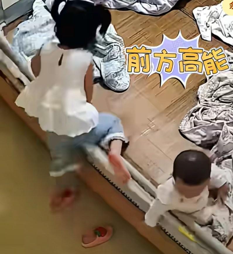 姐姐降下围栏，爬上床，结果导致弟弟不慎摔下床，妈妈说刚离开不到三分钟，
心疼到窒