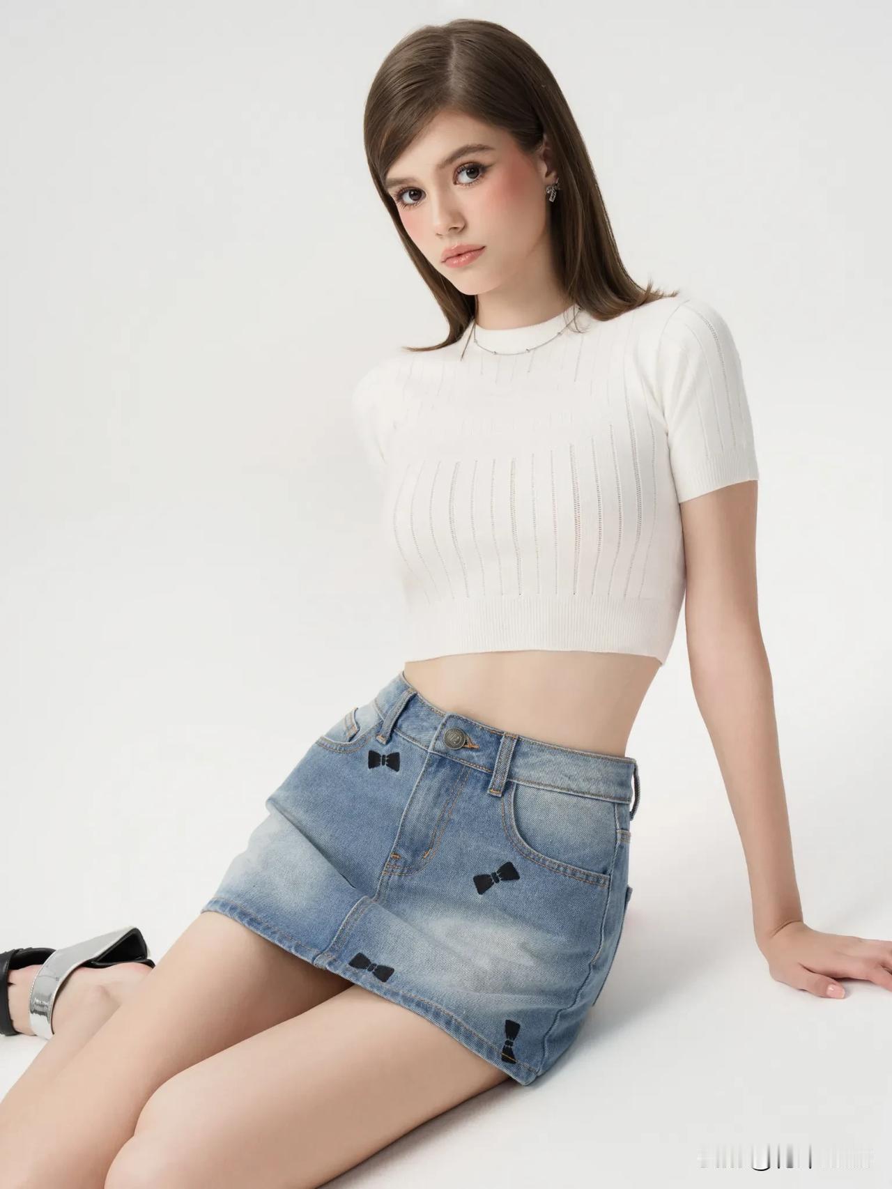 牛仔蓝裙白裤，性感妩媚美如仙。[灵光一闪]#美#