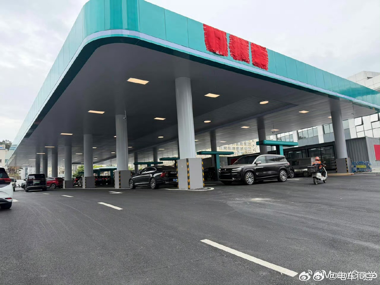 这是加油站吗？可以五分钟加完油吗？可以同时很多车一起加吗？怎么不是红色招牌呀比亚