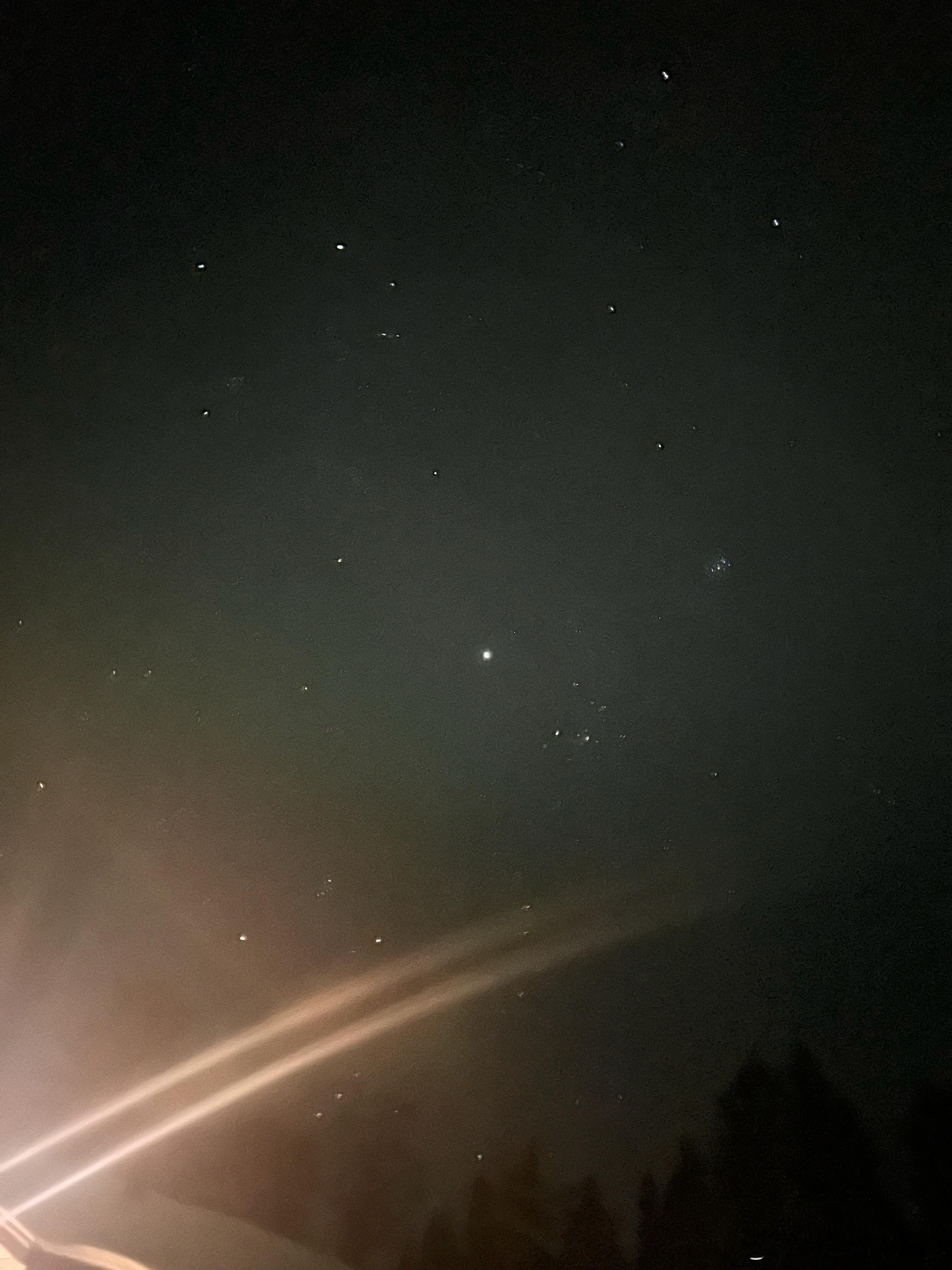 房东说 外面现在有非常漂亮的北极光 