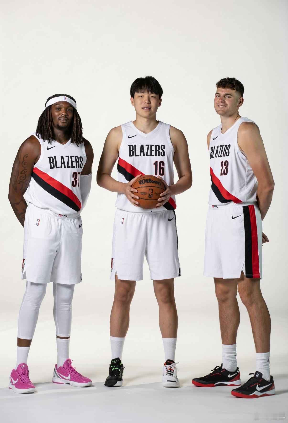🏀 接上一条🏀 从开局克林根的防守选择来看，比卢普斯的防挡拆要求是小个儿挤掩