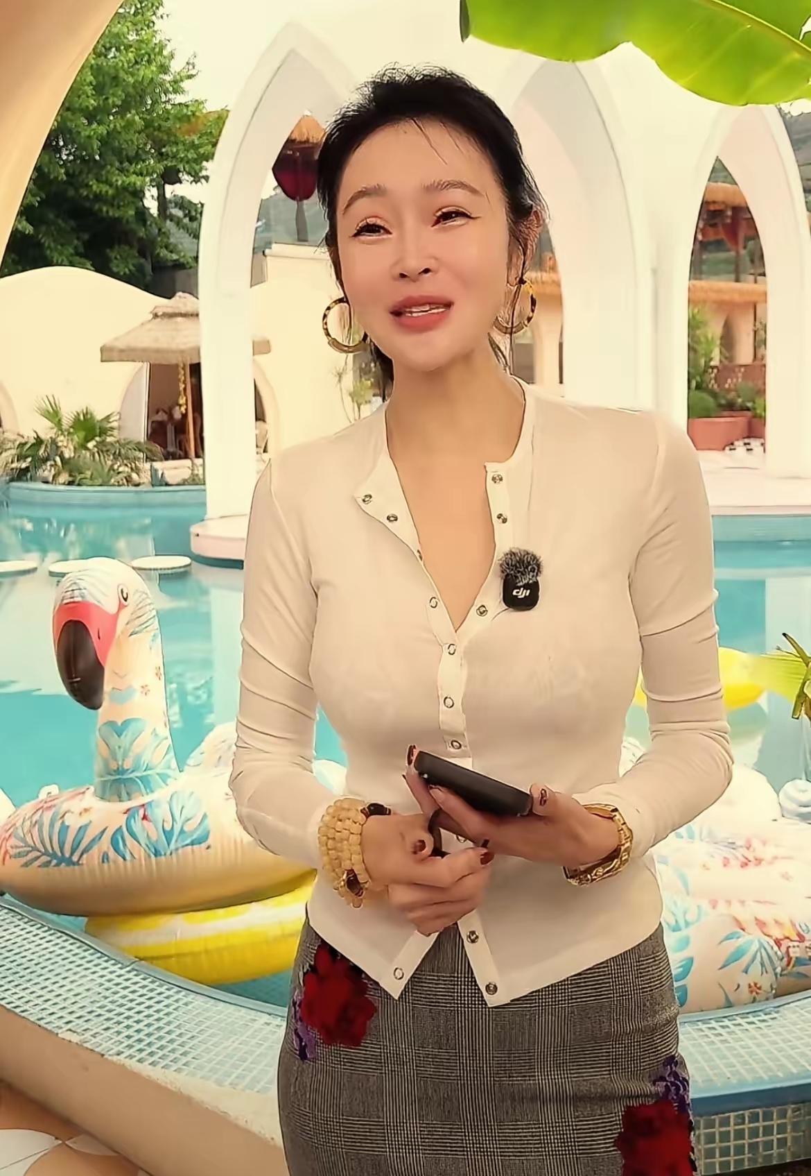 除了身材还行，脸僵得像换了个人，哪还有半点气质。

说实话，她以前是真有那股子贵
