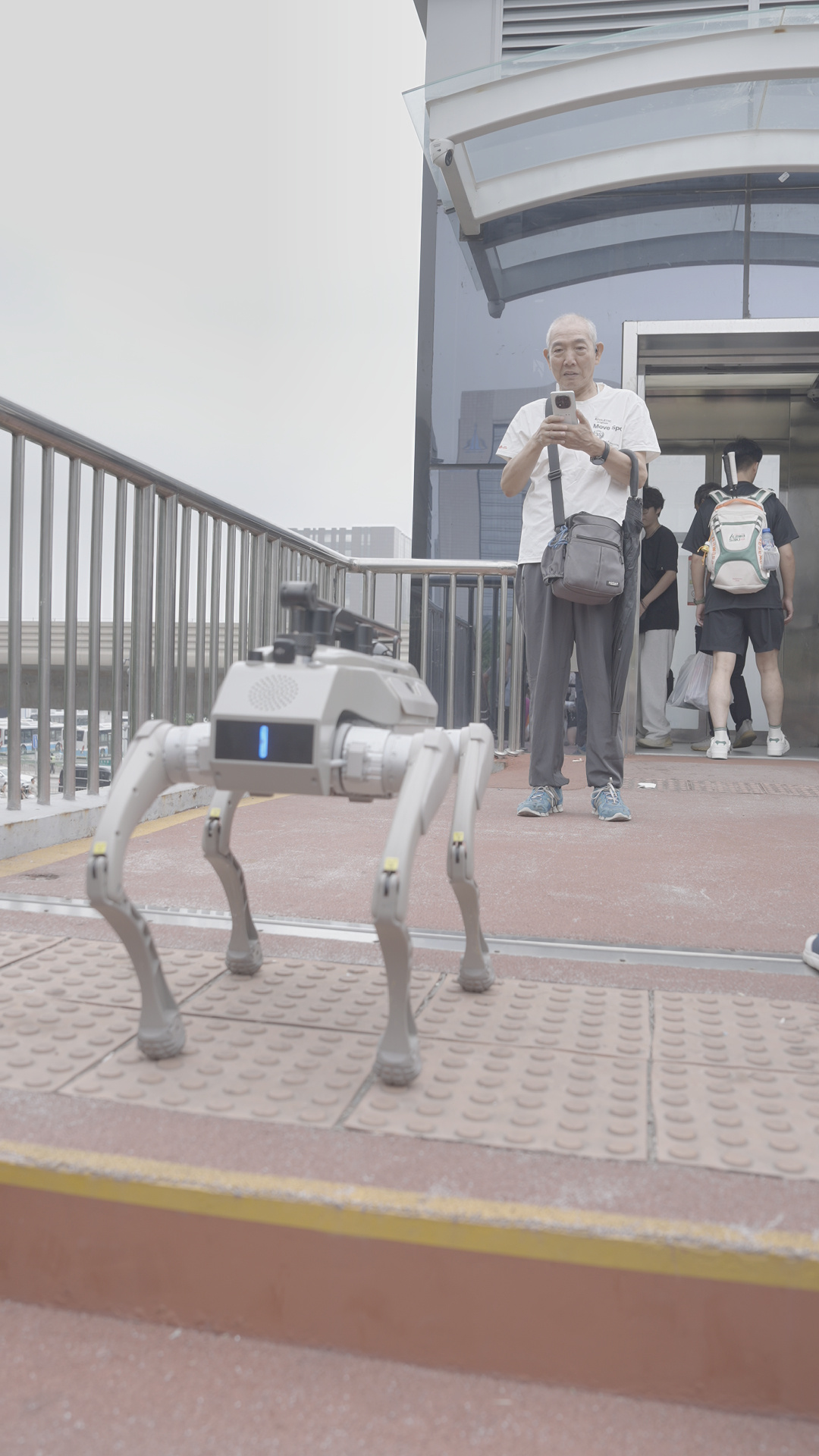 从地铁到展馆，从盲道到楼梯，“小文”带着盲人博主稳稳走完WRC全程🚶 有人说机