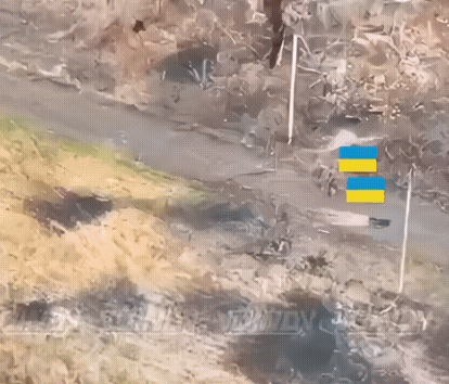 不炸你炸谁？两名乌军被俄军一架FPV无人机给炸了，瞬间倒下还冒起了烟，两名乌军直