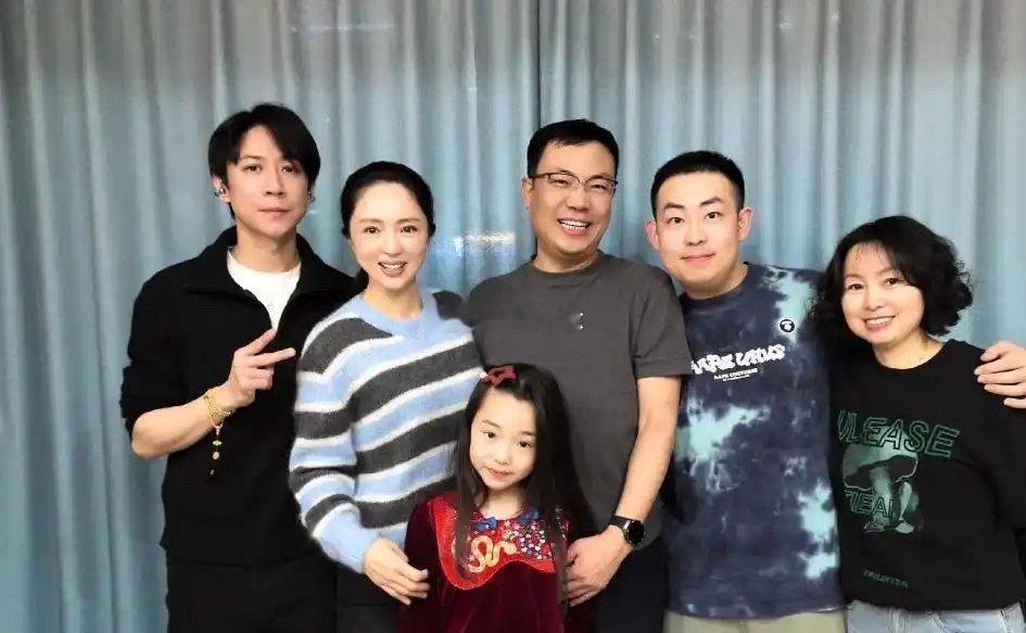 董璇一家三口回黑龙江，张维伊戴着耳环手链，打扮得比董璇还精致时髦！ ​​​