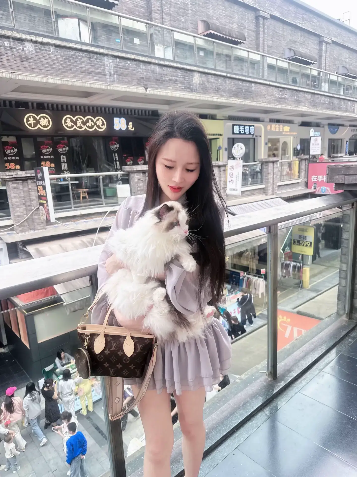 你是个女孩子 赚钱是你唯一能抬起头的事 即使没有清晨熬好的粥 也没有灯...