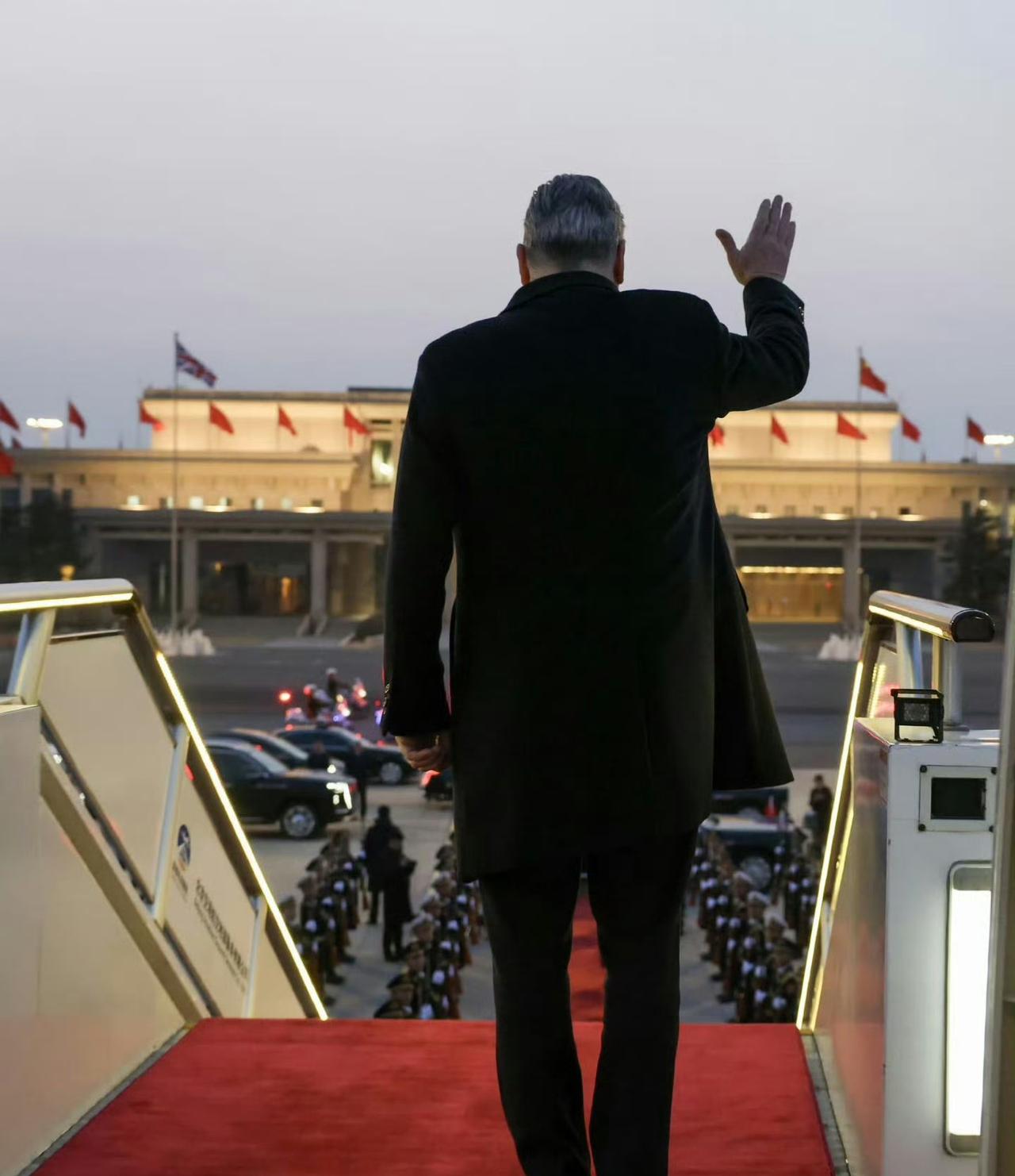 英国想要交朋友总得拿出诚意吧！五眼那边有什么情报，总得分享给我们听吧！当年留在港