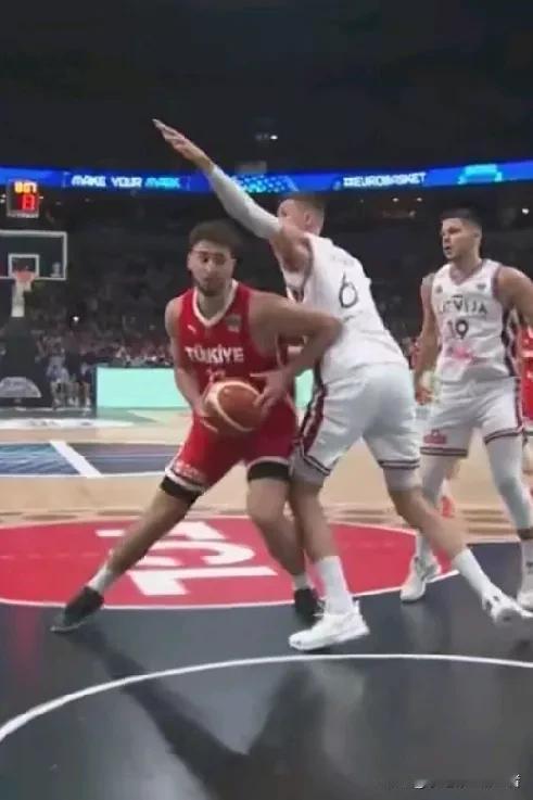 男篮欧洲杯首日各NBA球员的数据表现！！！
瓦兰丘纳斯：13中7，罚球6中4，得