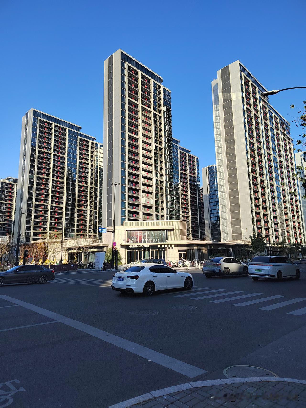 昨天，本人顺路经过城市东部，看到一个距离市中心不远处的建筑工地，整排新楼林立，令