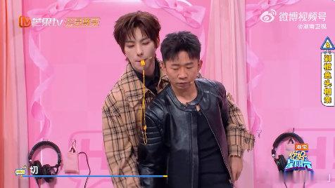 颜安杨迪凑一块全是节目效果 颜安杨迪这波操作我给满分！传 “剁椒鱼头相亲” 猜成