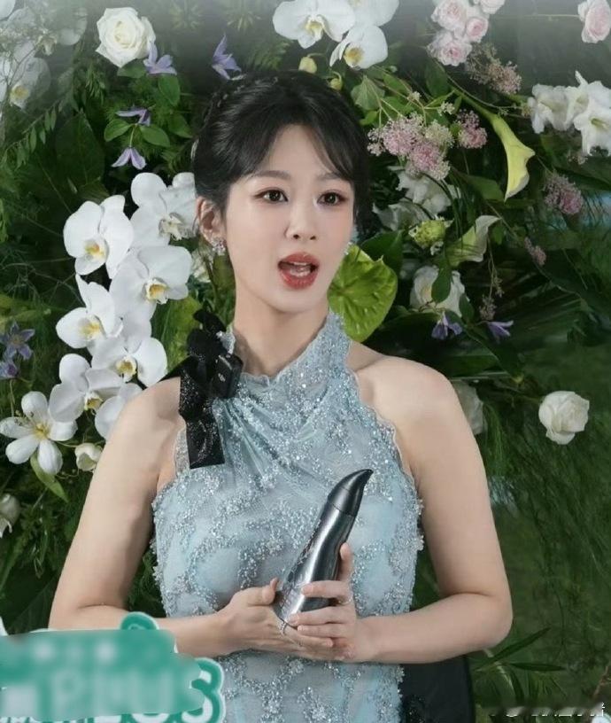 杨紫蓝色挂脖新中式  杨紫蓝色挂脖新中式温柔又非常的落落大方呀，完全就是我们的新