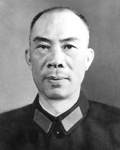 必须给周士第上将点赞！他可是位响当当的人物。1900 年出生于广东乐会的他，早年