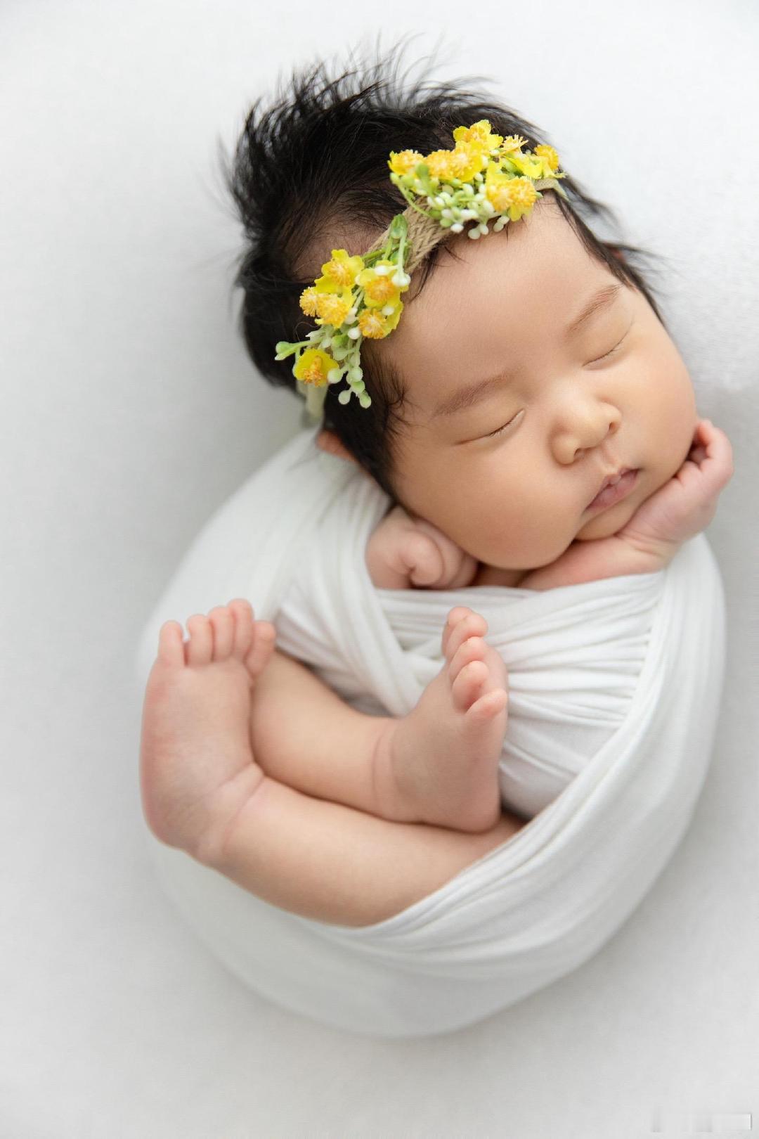 张纪中为四胎女儿办满月宴  张纪中晒四闺女满月照，小龙珠连换9套造型~ 