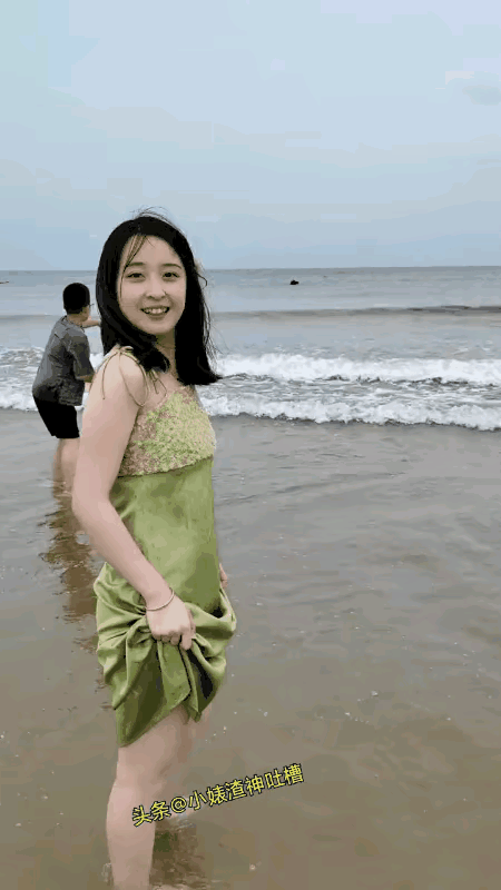 这个姿势是对的。在水里跑就得这样，你正常跑步姿势肯定衣服裤子全湿了[大笑][大笑