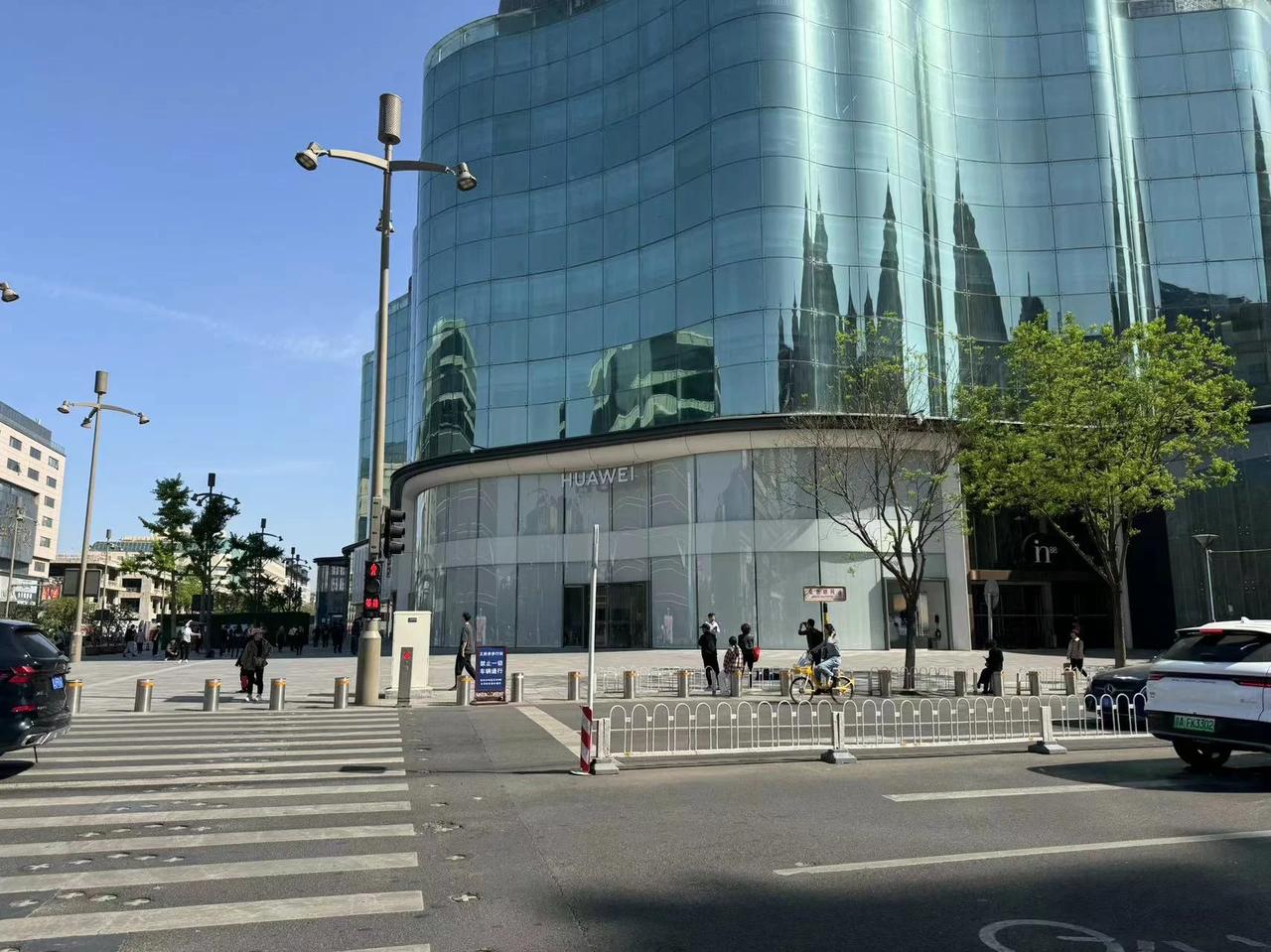 极果君已经到了华为王府井旗舰店的门口，听说今天会有华为Pura70？！#华为P7