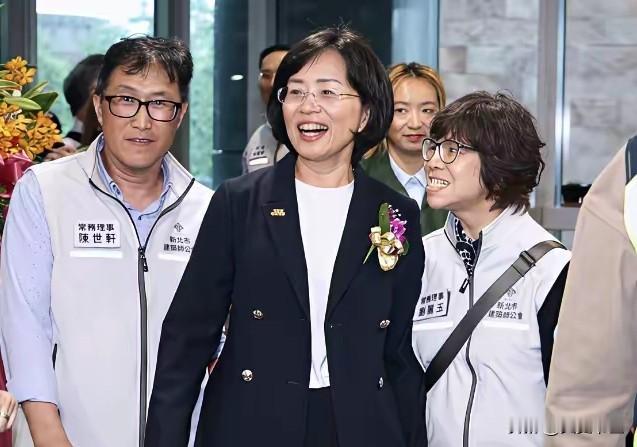 重磅！台湾国民党新北多名参选议员共同召开记者会，向民进党新北市长参选人苏巧慧下战