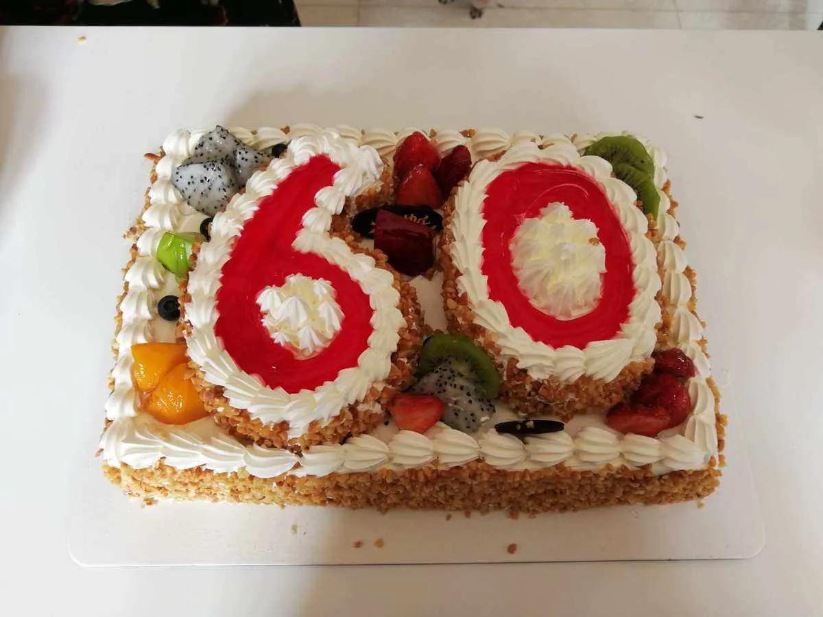 在昨天，我儿子一家四口为亲家母庆祝了60大寿，精心挑选了蛋糕，还赠送了一只金手镯