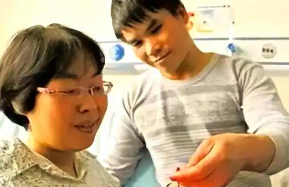 医学奇迹！2011年，广西一名男子，不顾家人劝阻，执意迎娶瘫痪女友，新婚前夜，他